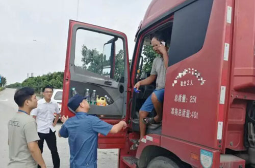 圖為交警正在攔?？梢绍囕v