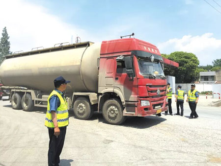 配發(fā)超限檢測(cè)地磅 嚴(yán)厲打擊超限超載運(yùn)輸行為