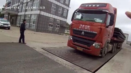 治超站檢測(cè)核載50噸貨車過地磅顯示213.96噸！